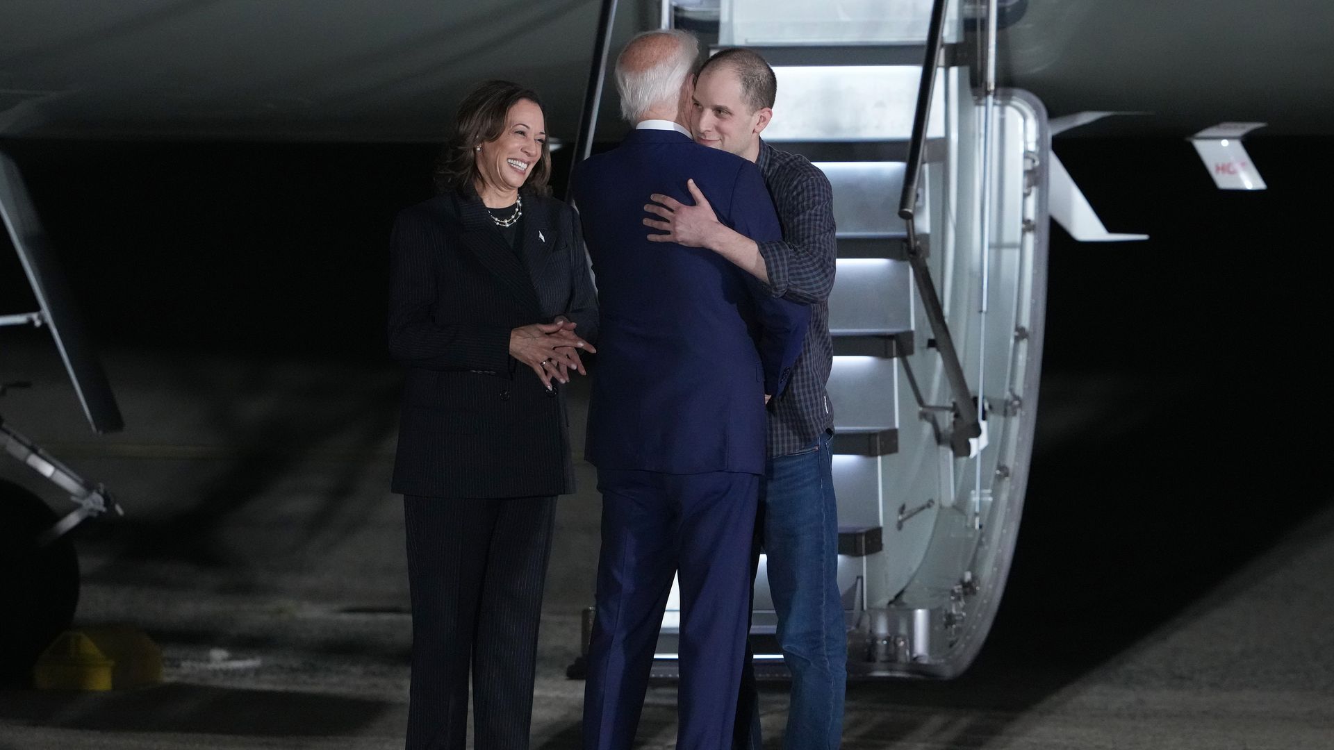 President Joe Biden and Democratic presidential candidate, U.S. Vice President Kamala Harris greet Evan Gershkovich , a prisoner freed by Russia, as he arrives on August 1, 2024 at Joint Base Andrews, Maryland. 