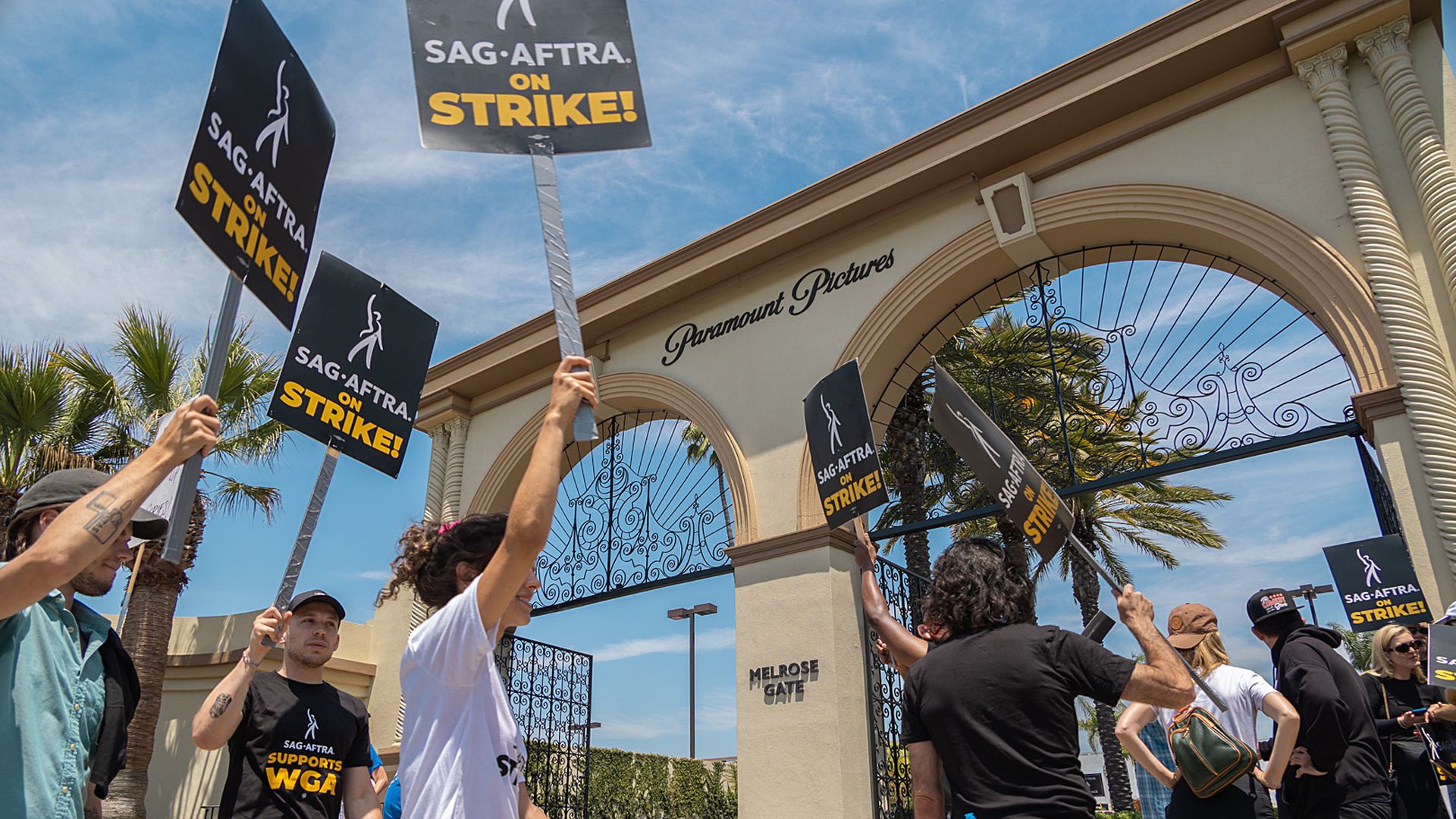  SAG-AFTRA strike in front of Paramount Pictures