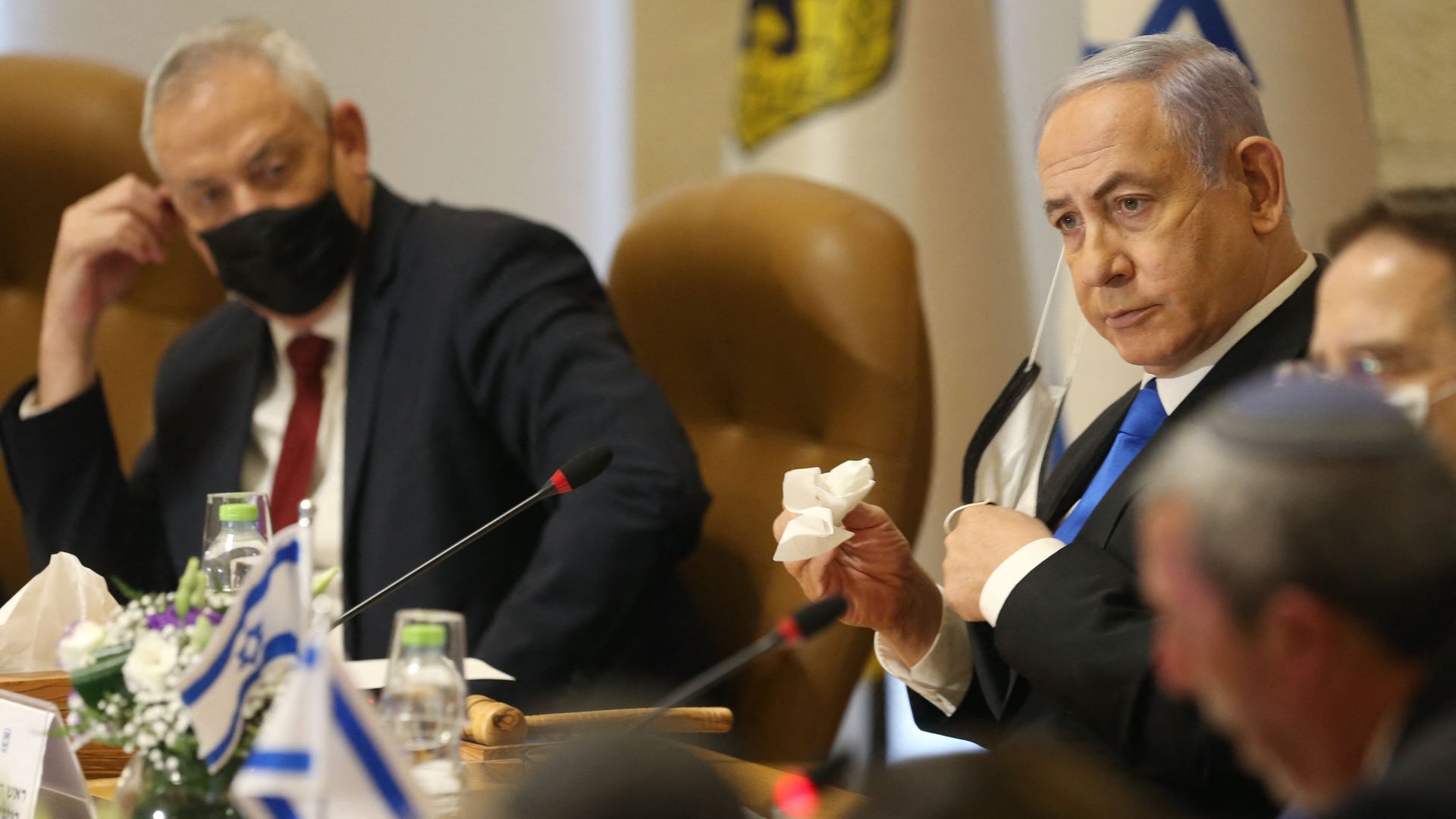 A photo of israeli prime minister netanyahu and defense minister gantz at a table.