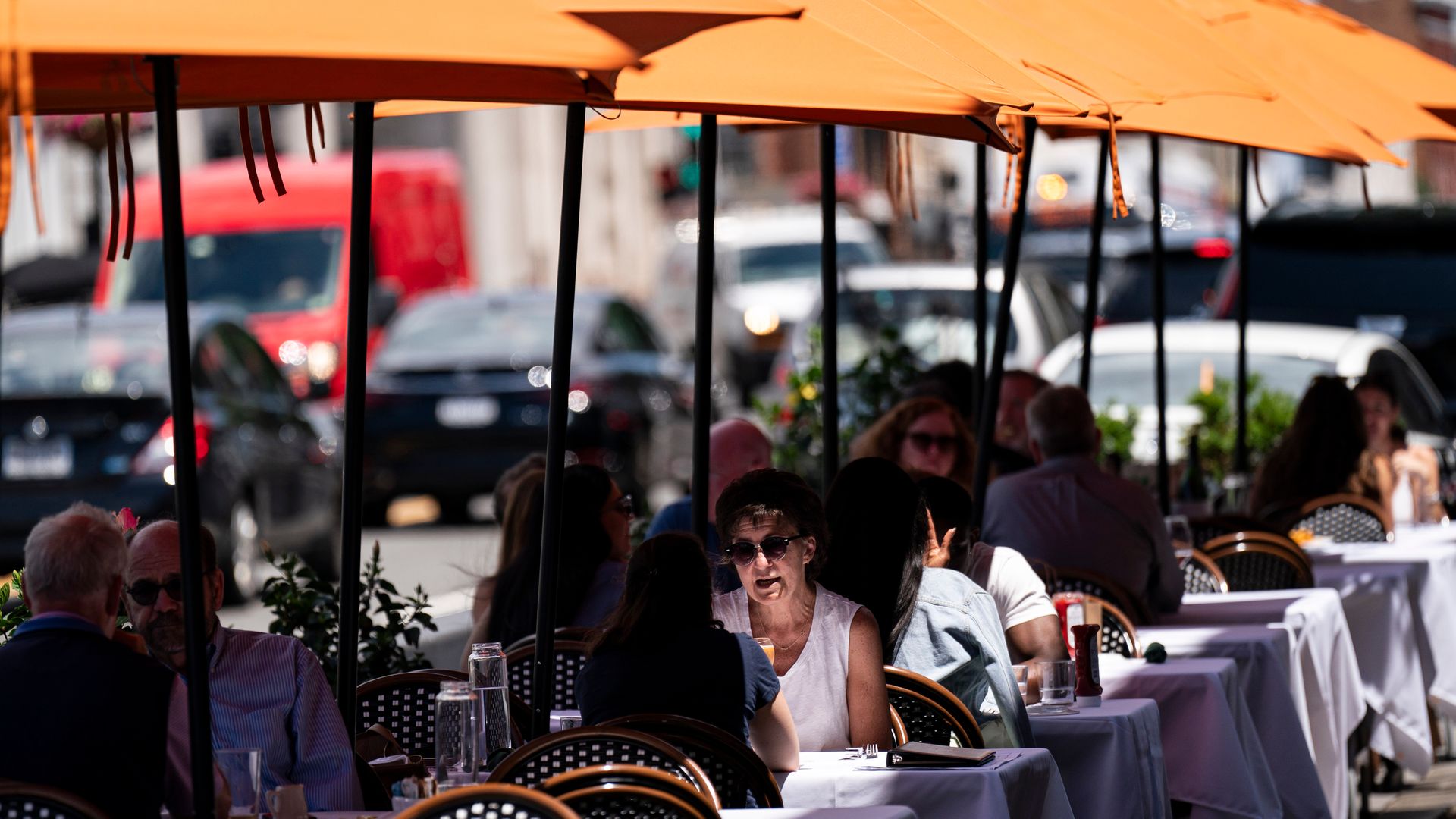 Diners in Georgetown at a streaterie