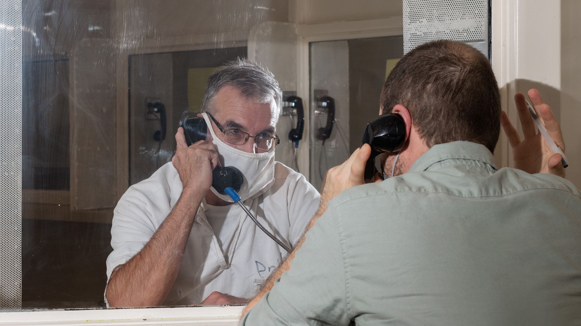 Larry Driskill, a prison inmate, being interviewed by journalist Maurice Chammah.