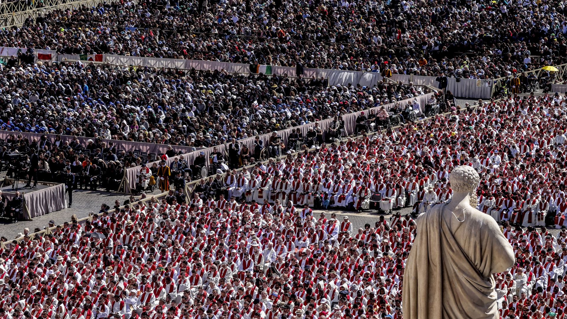 Roles of thousands attend funeral