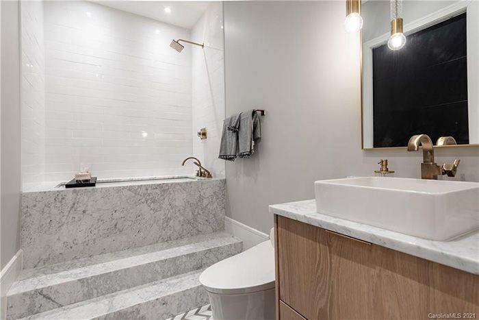 127 N Tryon St #414 bath