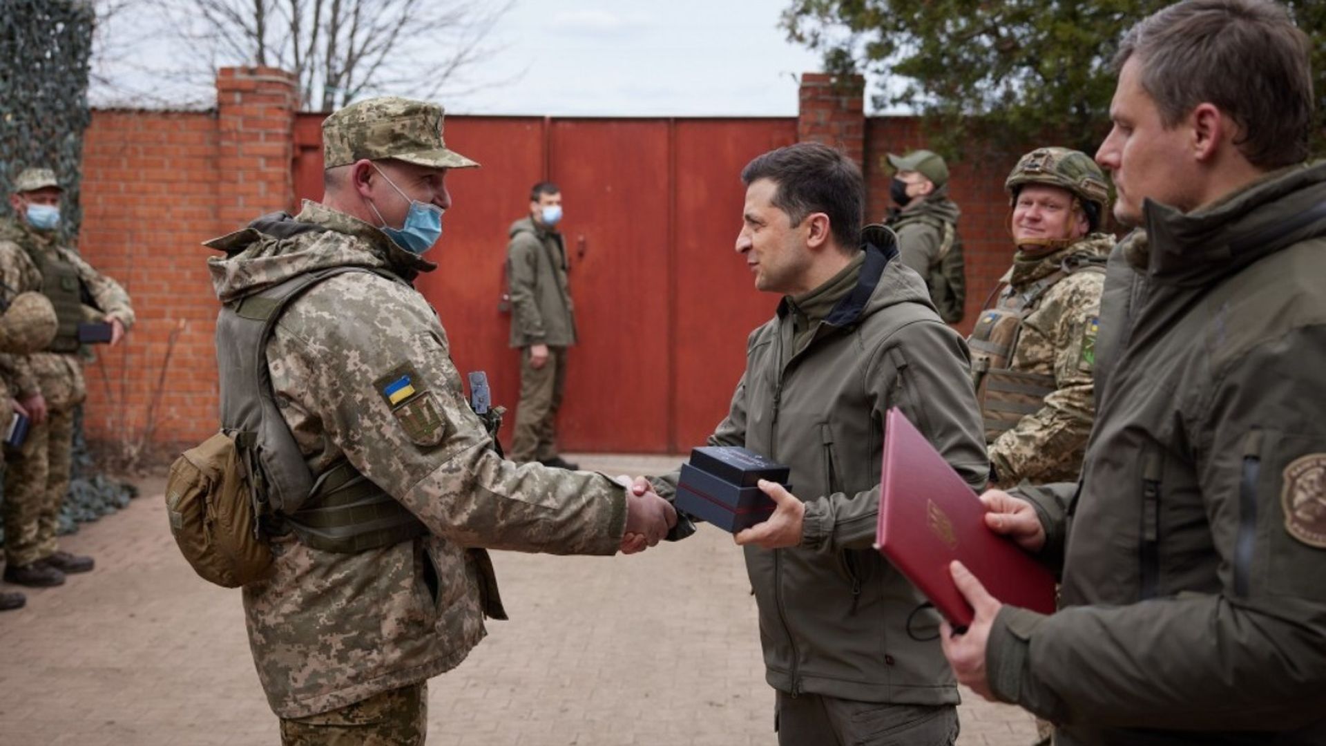 Zelensky visits the troops in Donbas