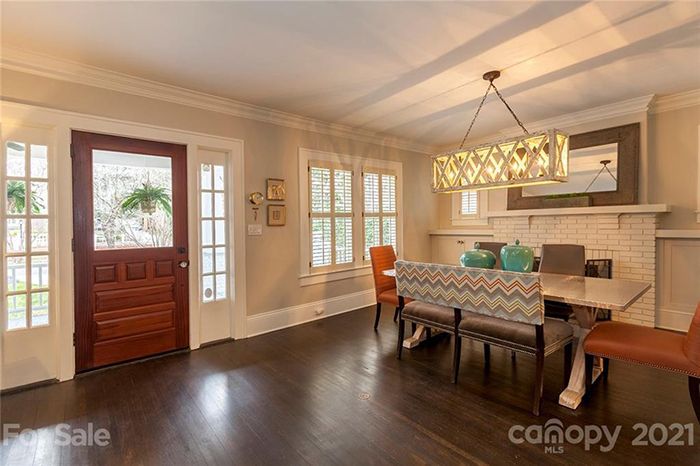 2338 Greenway Ave. entry