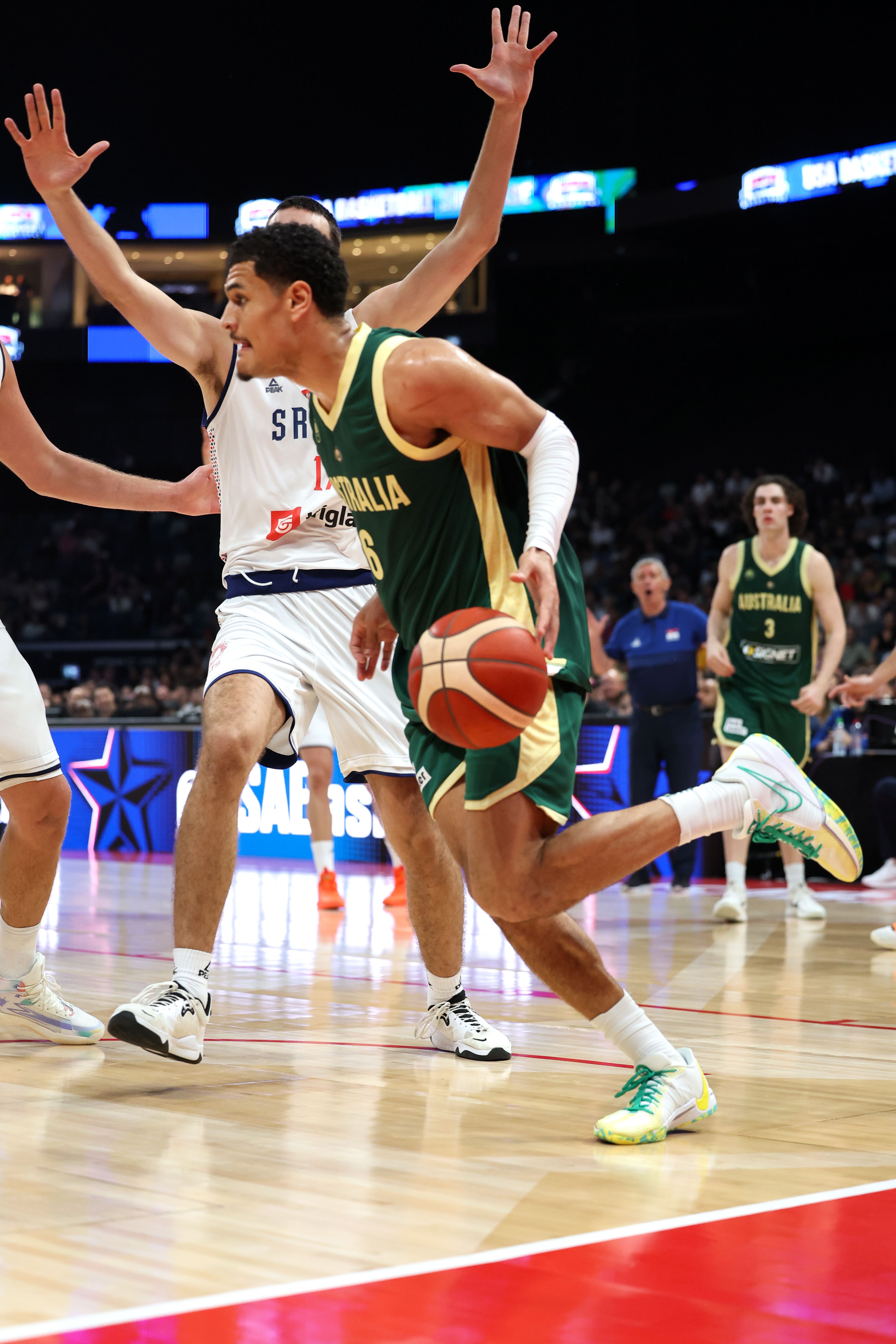 Josh Green dribbles a basketball.