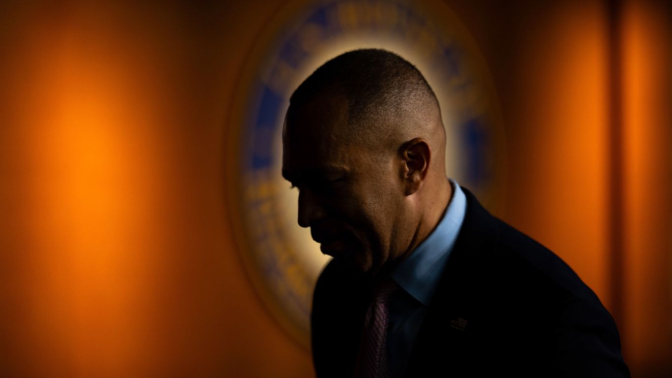 Scoop: House Democrats rage at their "hypocritical" leaders over Mamdani foot-dragging