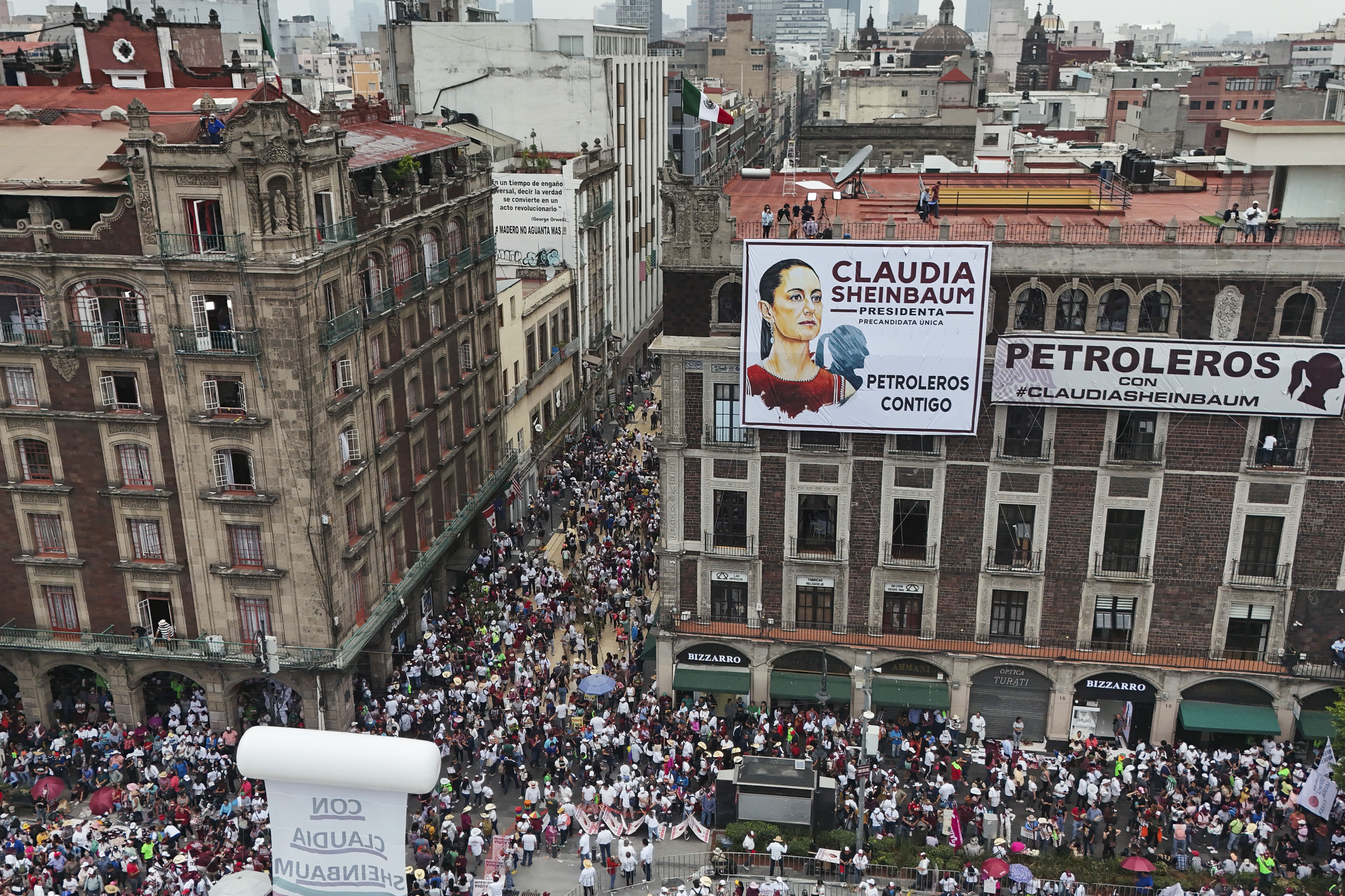 Supporters of ruling party presidential candidate Claudia Sheinbaum arrive at the Zócalo.