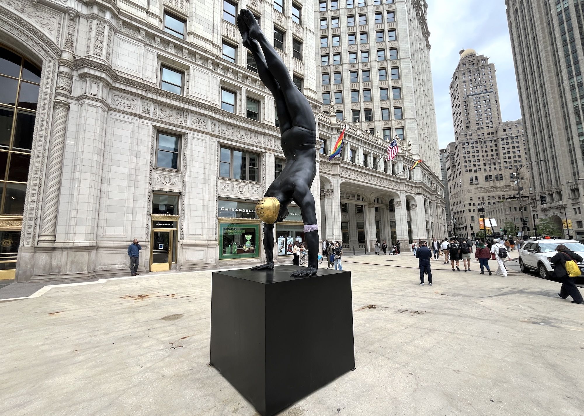 KingRayコーラル　フランク・シャーマン　オブジェ Carole Feuerman's swimmer sculptures line Chicago's Michigan