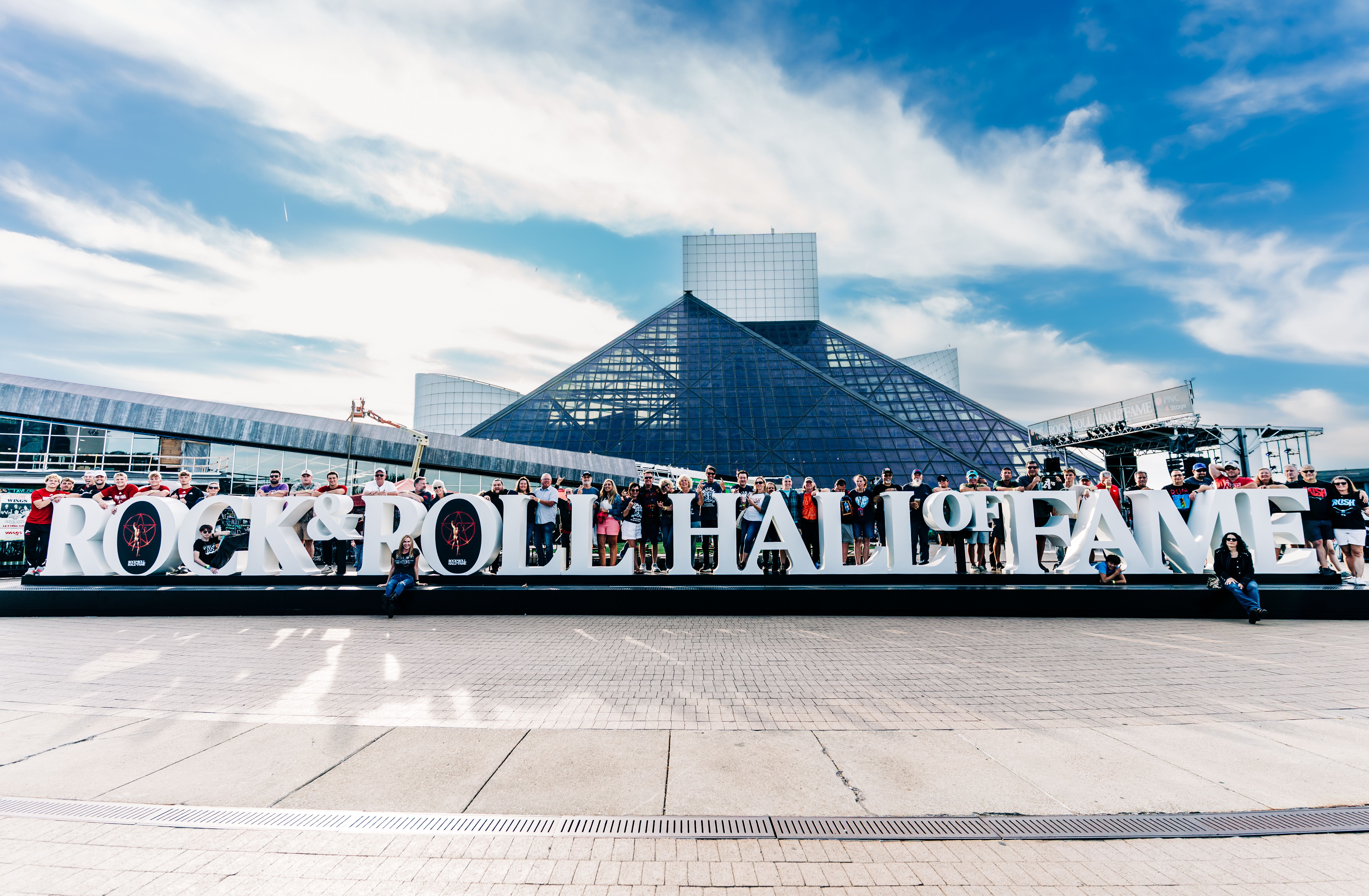 THE WHO Rock & Roll Hall of Fame 1990 額付 Rock Hall unveils giant new sign on front plaza - Axios Cleveland