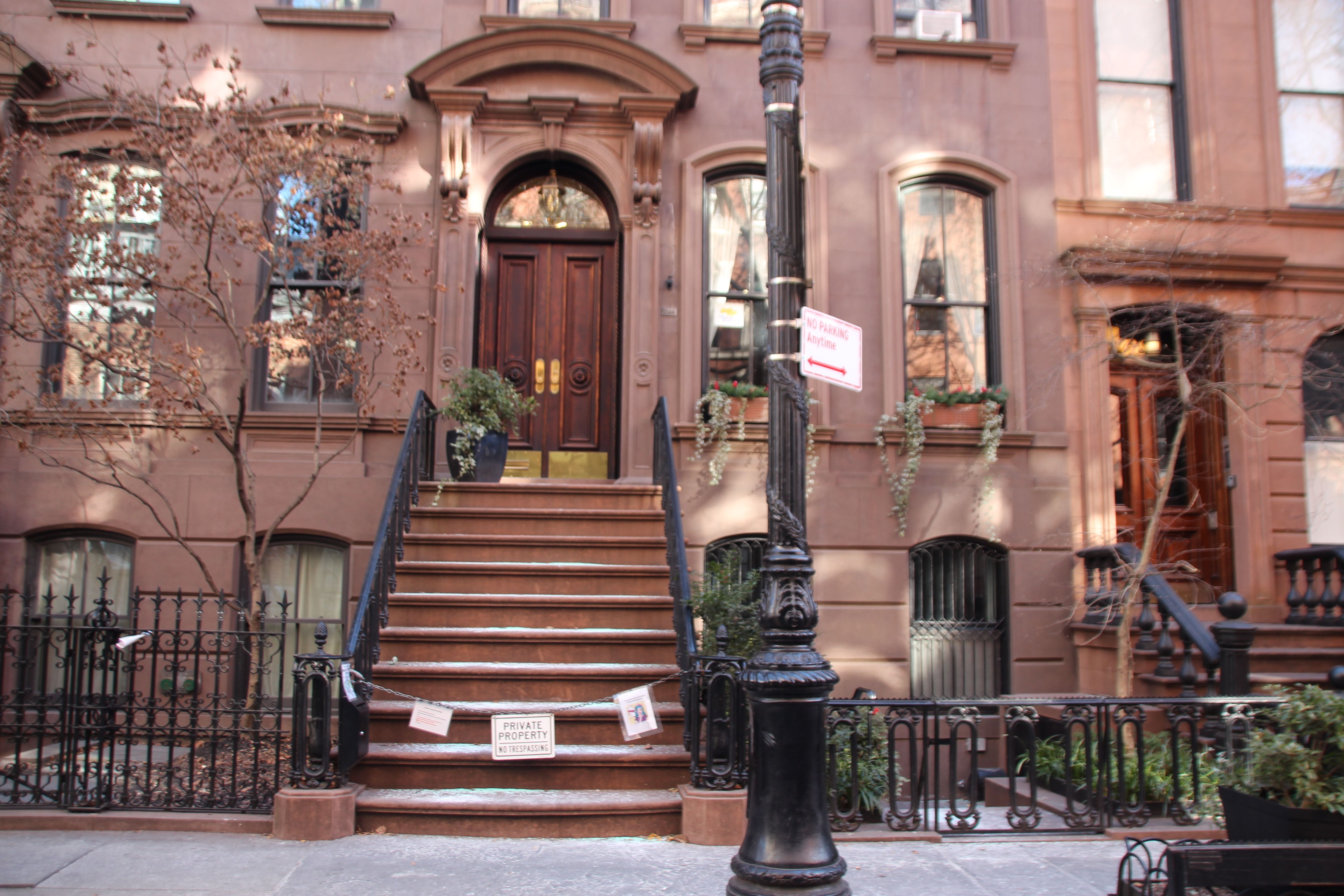 15 January 2025, USA, New York: The house of main character Carrie Bradshaw (Sarah Jessica Parker) from the series "Sex and the City" in New York's West Village. Around 20 years after the end of "Sex and the City", the owner of the series house of leading actress Sarah Jessica Parker (59) wants to l