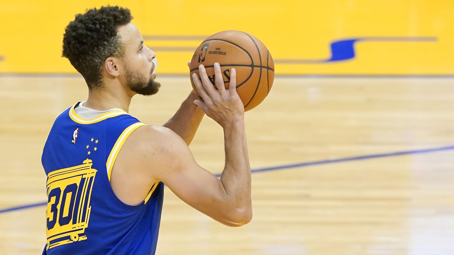 steph curry shooting a free throw