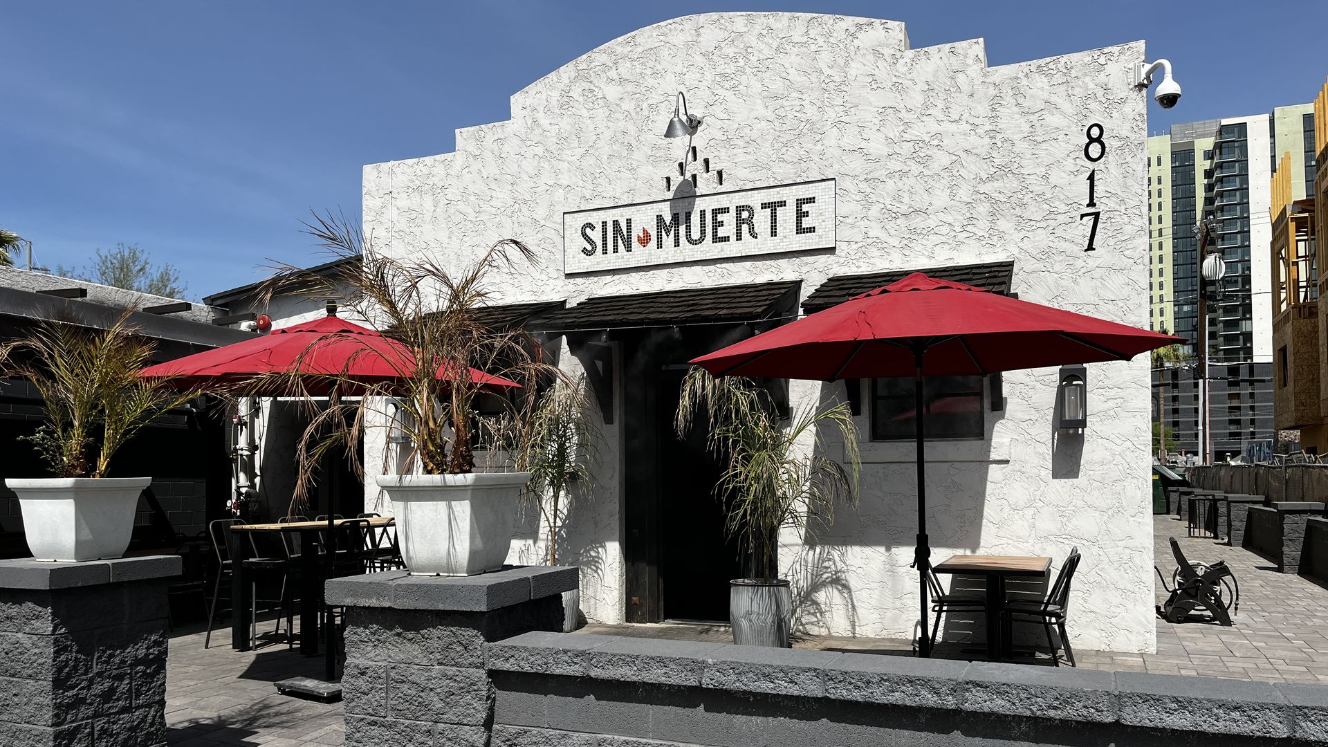 A mission-style building that says, "Sin Muerte." 