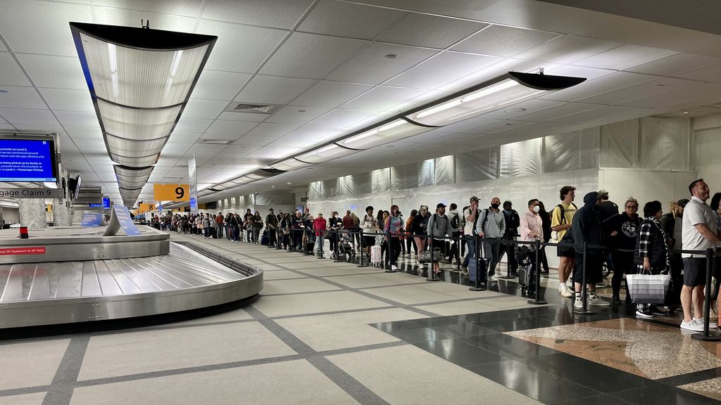 Surge In Travel Spurs Longer Security Lines At Denver International   1653337766094 