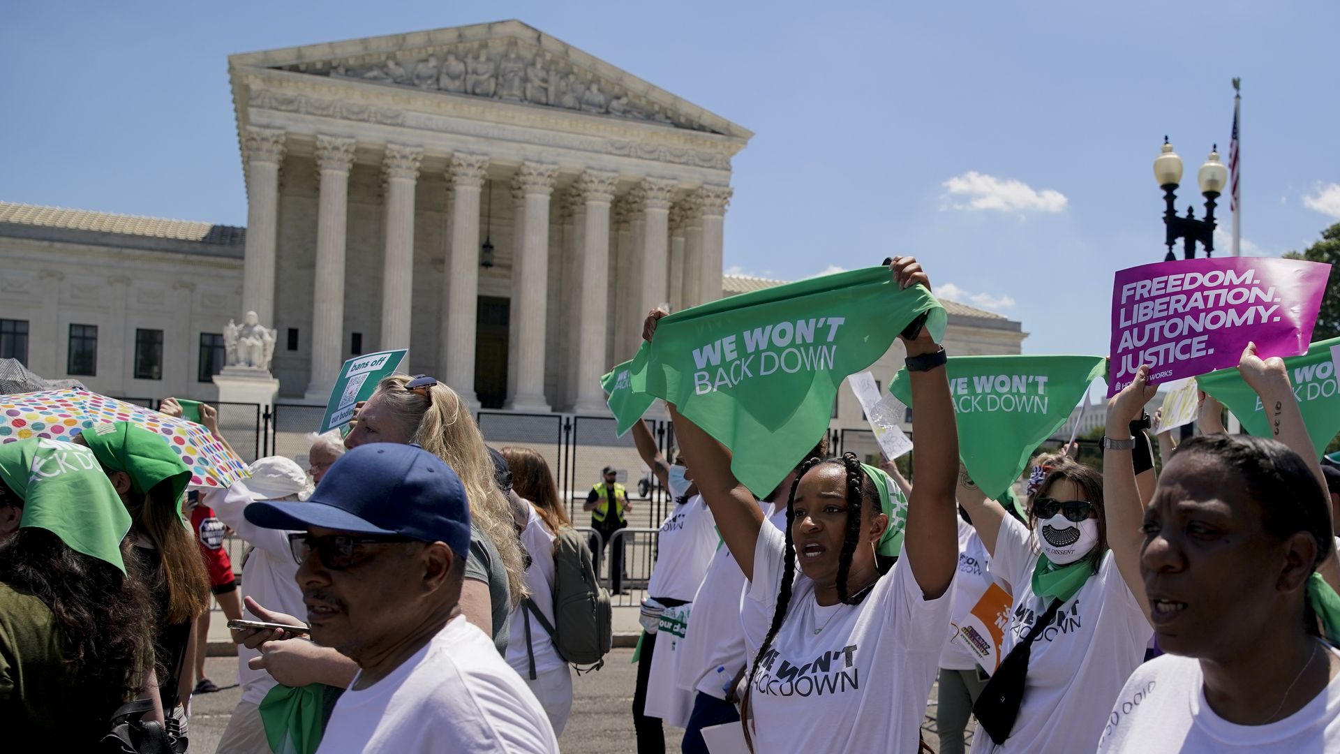 Picture of abortion rights supporters protesting in front of the Supreme Court 