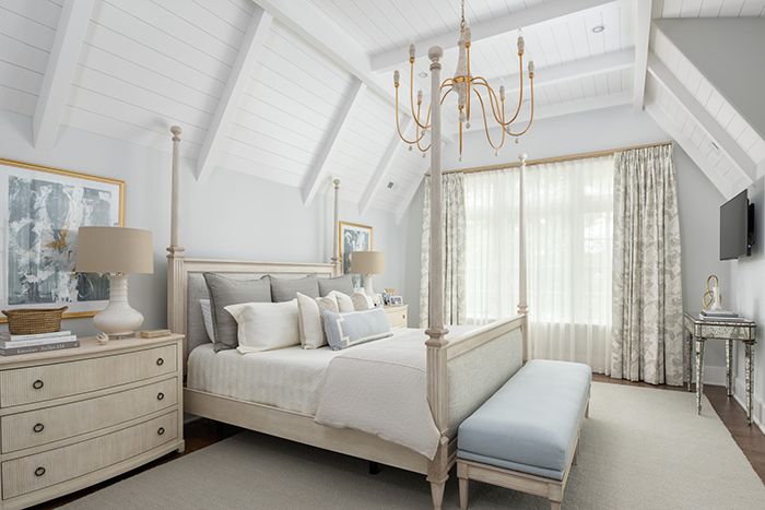 Hillside house master bed