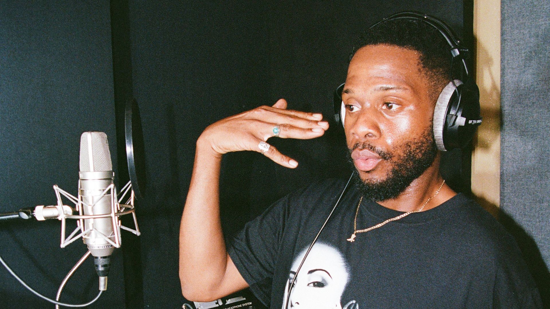 The musician Fat Tony singing.