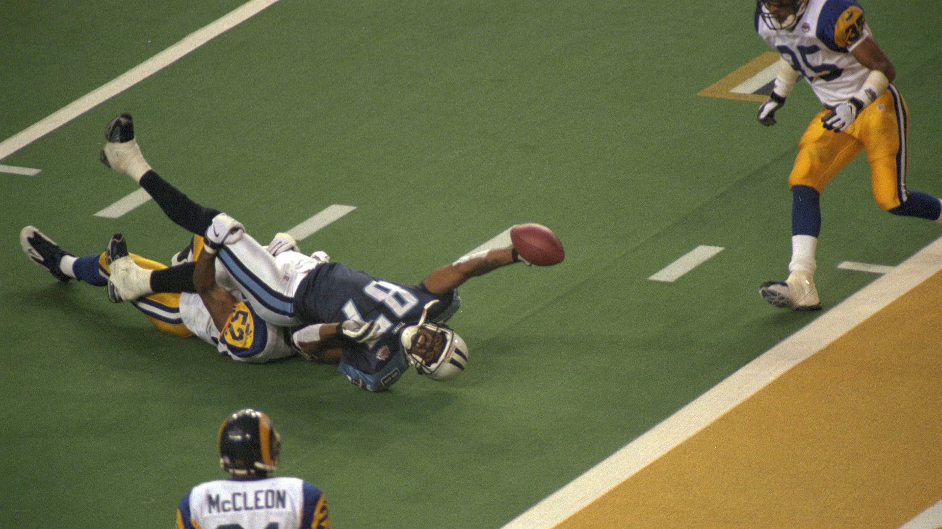 Kevin Dyson is tackled during Super Bowl XXXIV