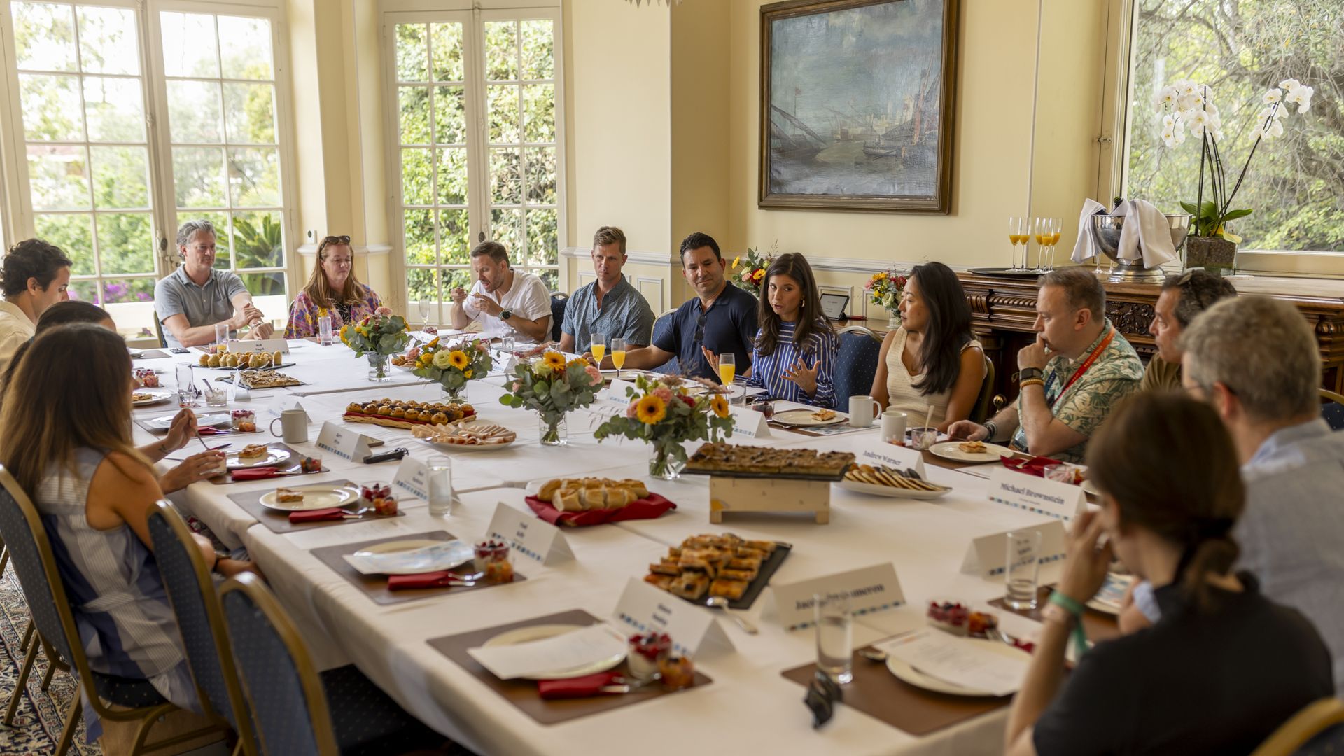 Attendees enjoyed breakfast during the discussion. 
