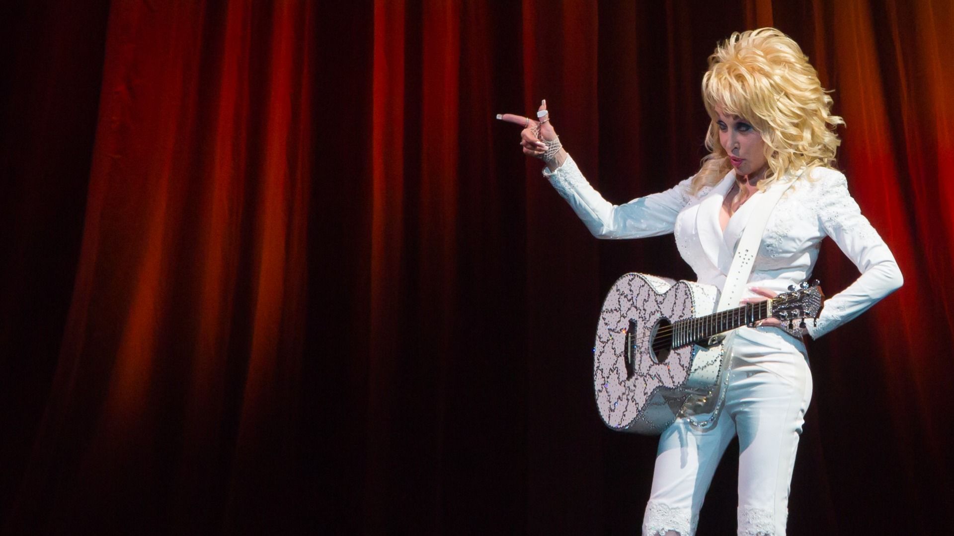 KANSAS CITY, MO - JULY 29: Musician Dolly Parton performs at Sprint Center on July 29, 2016 in Kansas City, Missouri. 