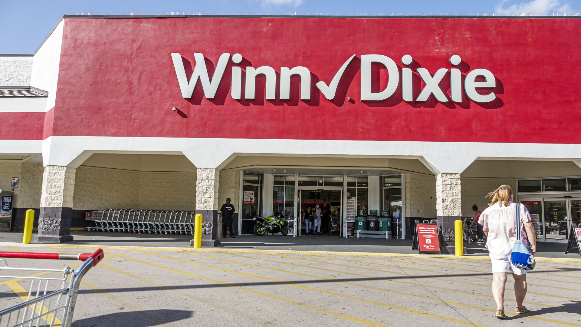 Photo shows the exterior of a Winn-Dixie store
