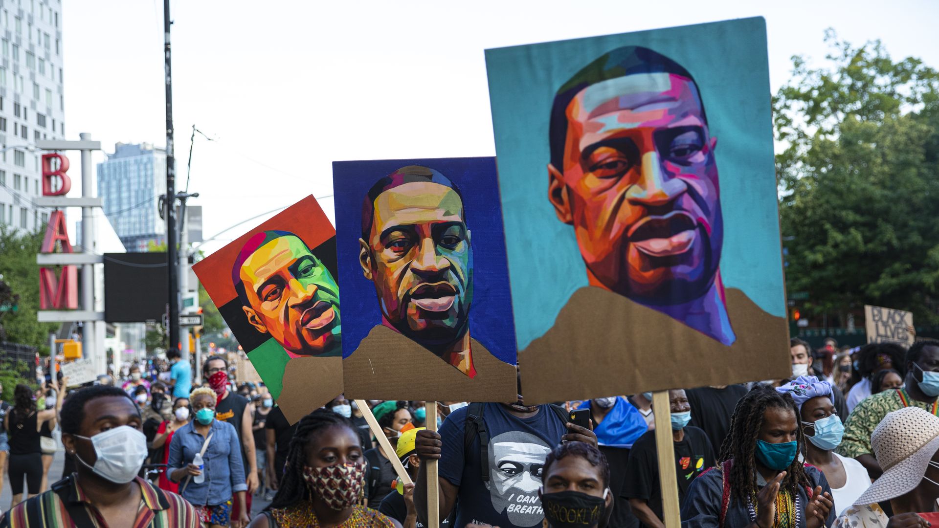 protestors with george floyd signs