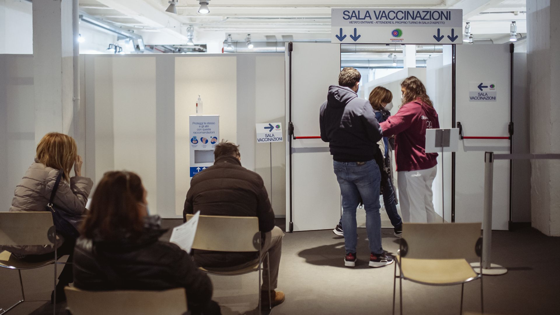 Picture of people waiting in a vaccination site to get inculated