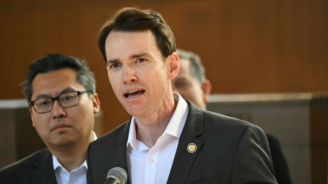 Independent Rep. Kiley moves to force vote to ban midcycle redistricting