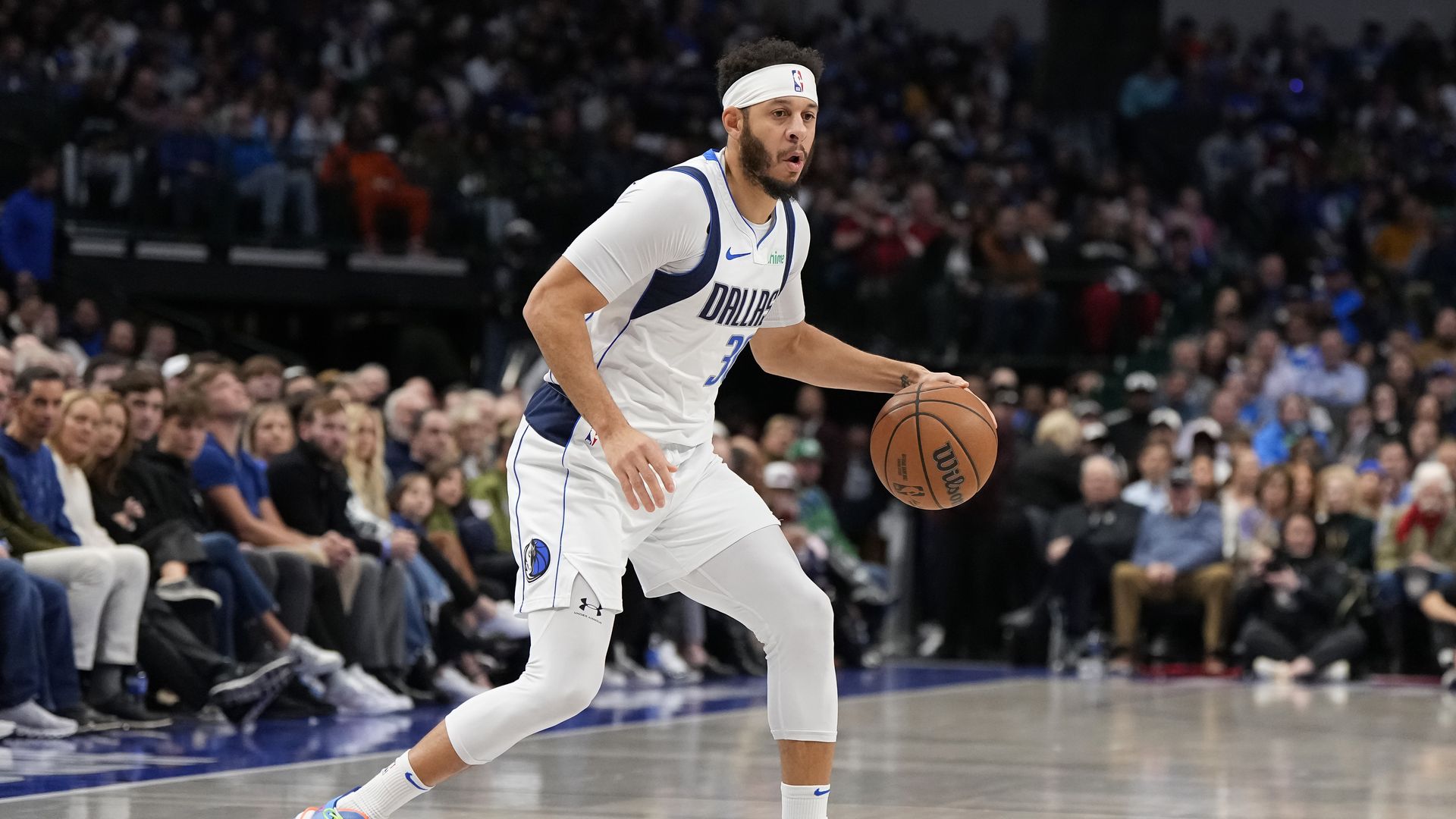 Seth curry dribbling basketball