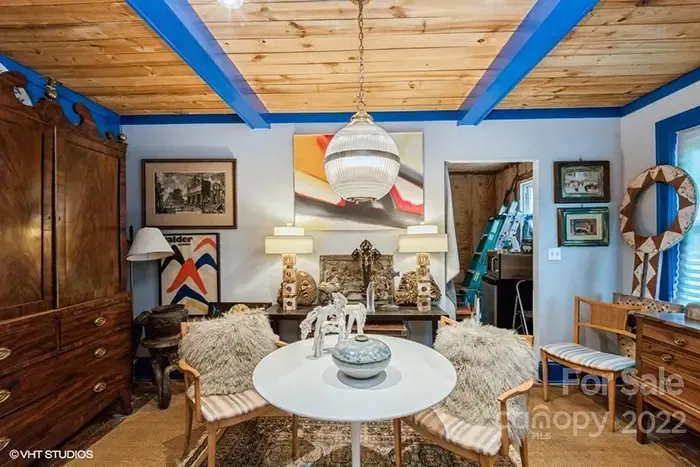 3020 Rush Ave sitting space