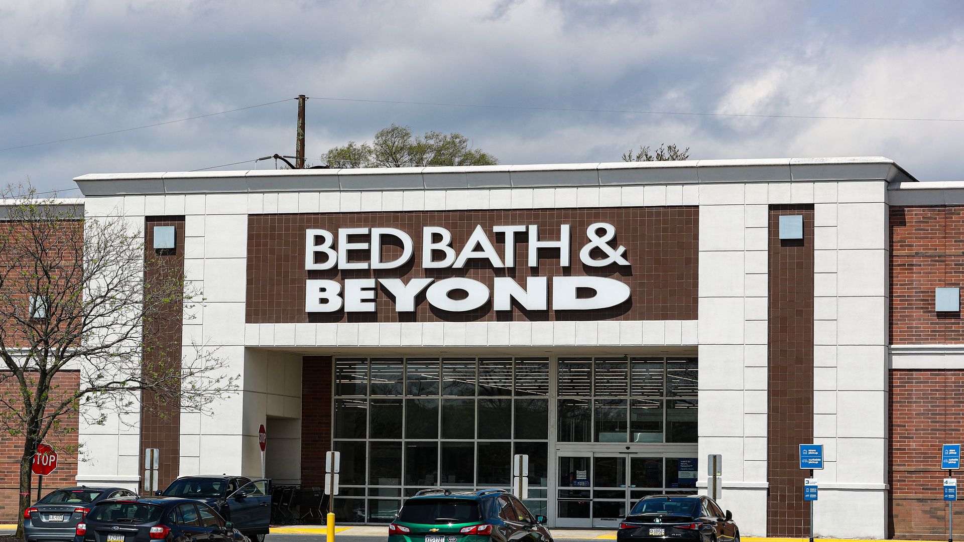 Bed Bath & Beyond Names Overstock Stalking Horse Bidder