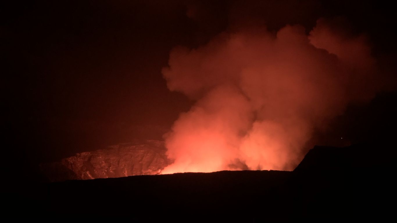 Kilauea volcano erupts Hawaii locals told stay home