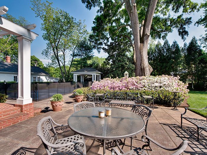2401 Sharon Lane patio