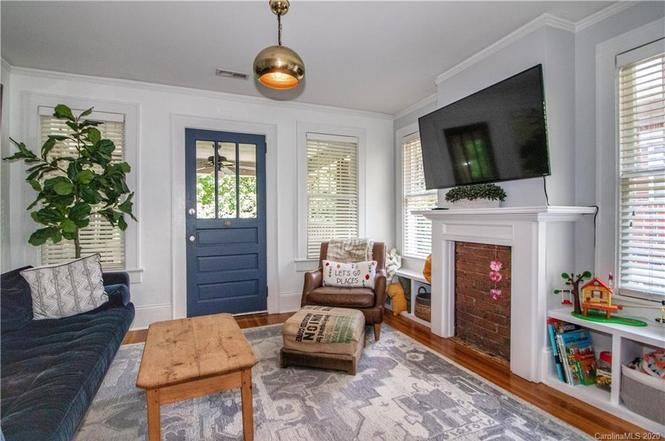 526 Oakland Ave Unit C living room