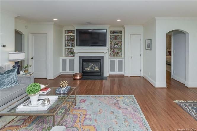 2940 Forest Park Dr living rom