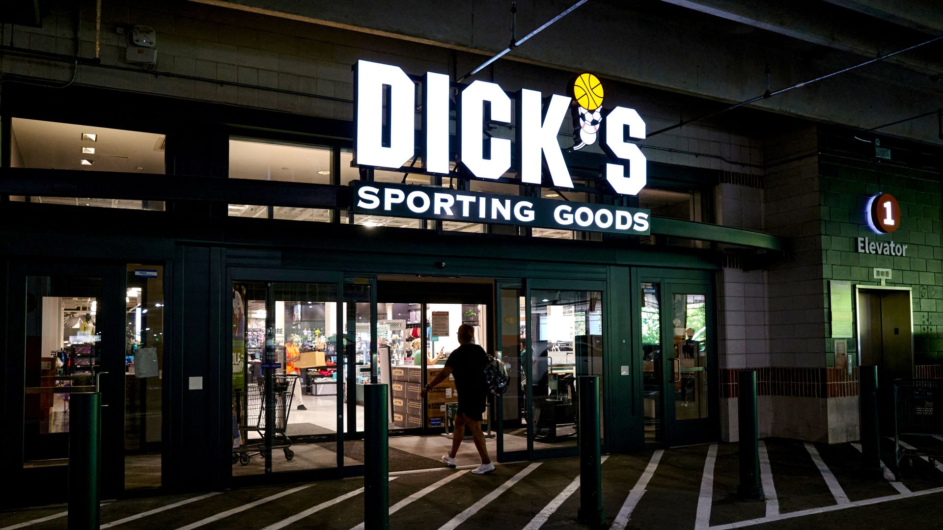 Image of a Dick's Sporting Goods store in White Plains, New York