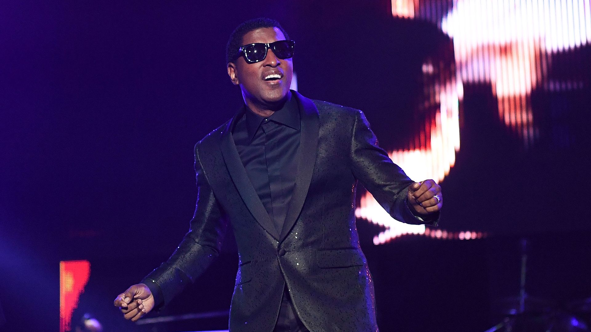 Babyface dances onstage.