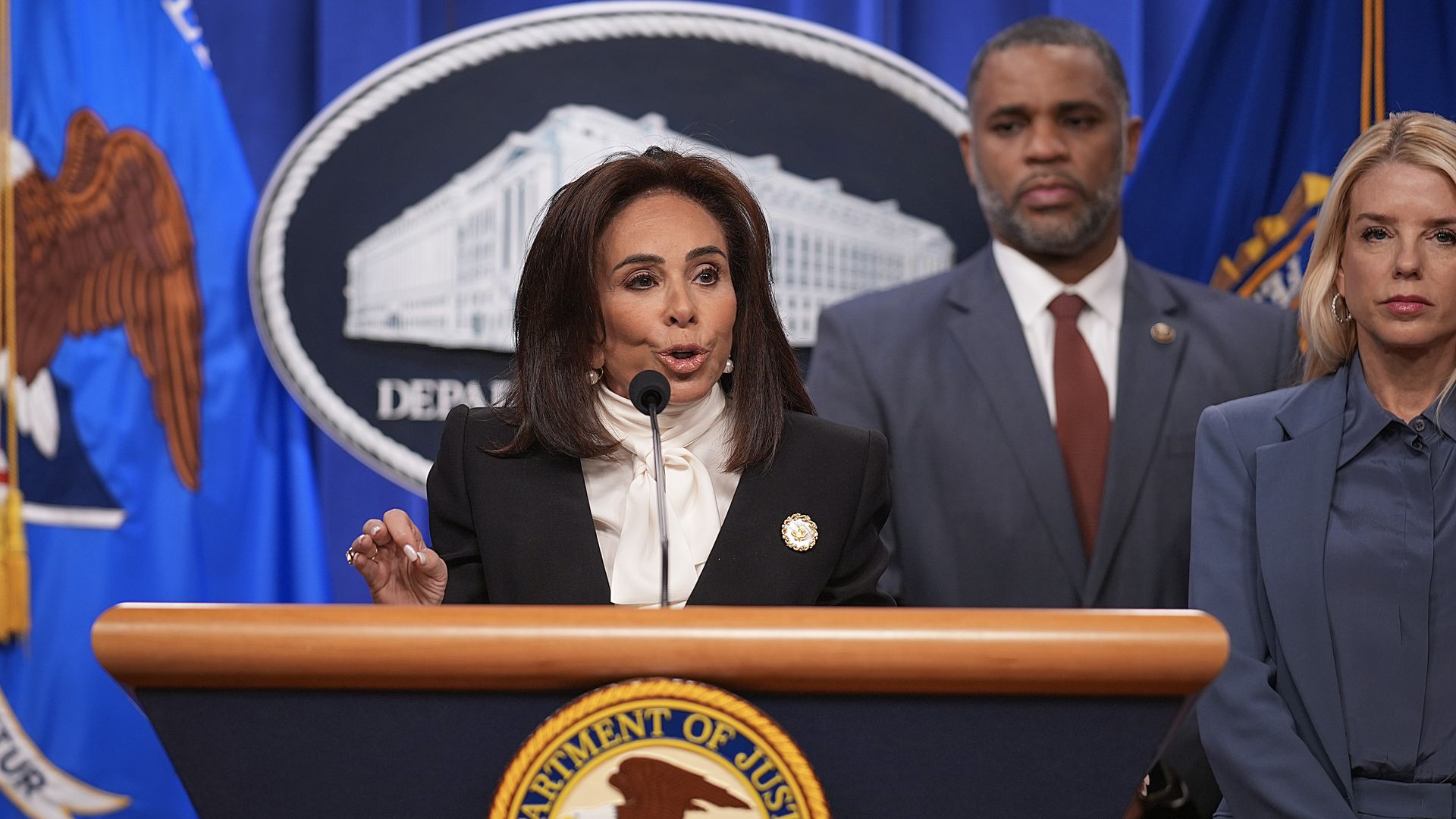 Trump ally Pirro threatens jail for anyone bringing a gun into D.C. Kép