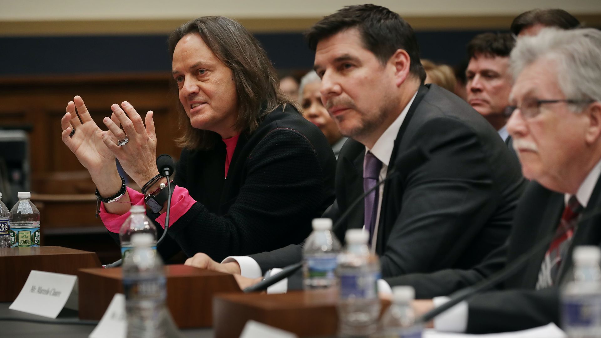 T-Mobile CEO John Legere (left) and Sprint Chairman Marcelo Claire testifying before Congress. 