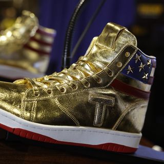 IN HAND! President Trump GOLD Limited #987/1000 Never Surrender Sneakers M13 Trump launches $399 gold  main image 3