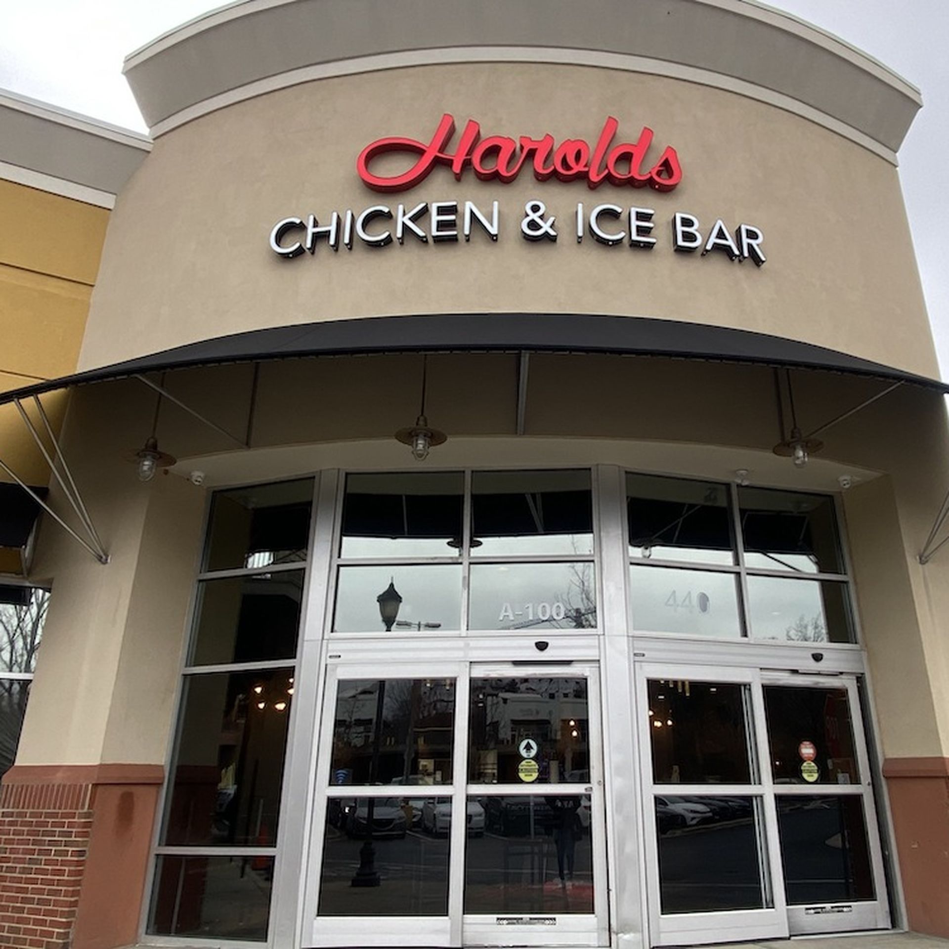 Este restaurante de pollo frito tuvo que cerrar por constantes pérdidas económicas. Foto: Axios. Este restaurante de pollo frito tuvo que cerrar por constantes pérdidas económicas. Foto: Axios.