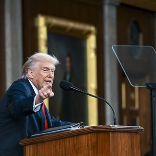 White House teleprompter operator investigated over alleged trades on Trump speeches