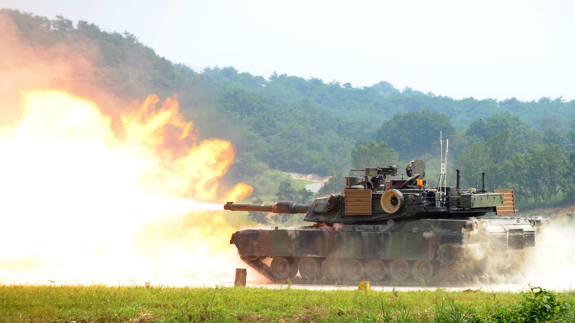 A US M1A2 SEP Abrams battle tank fires live rounds at the US Army's Rodriguez Live Firing Range in Pocheon,about 15 km south of the demilitarized zone separating the two Koreas, on September 1, 2011.