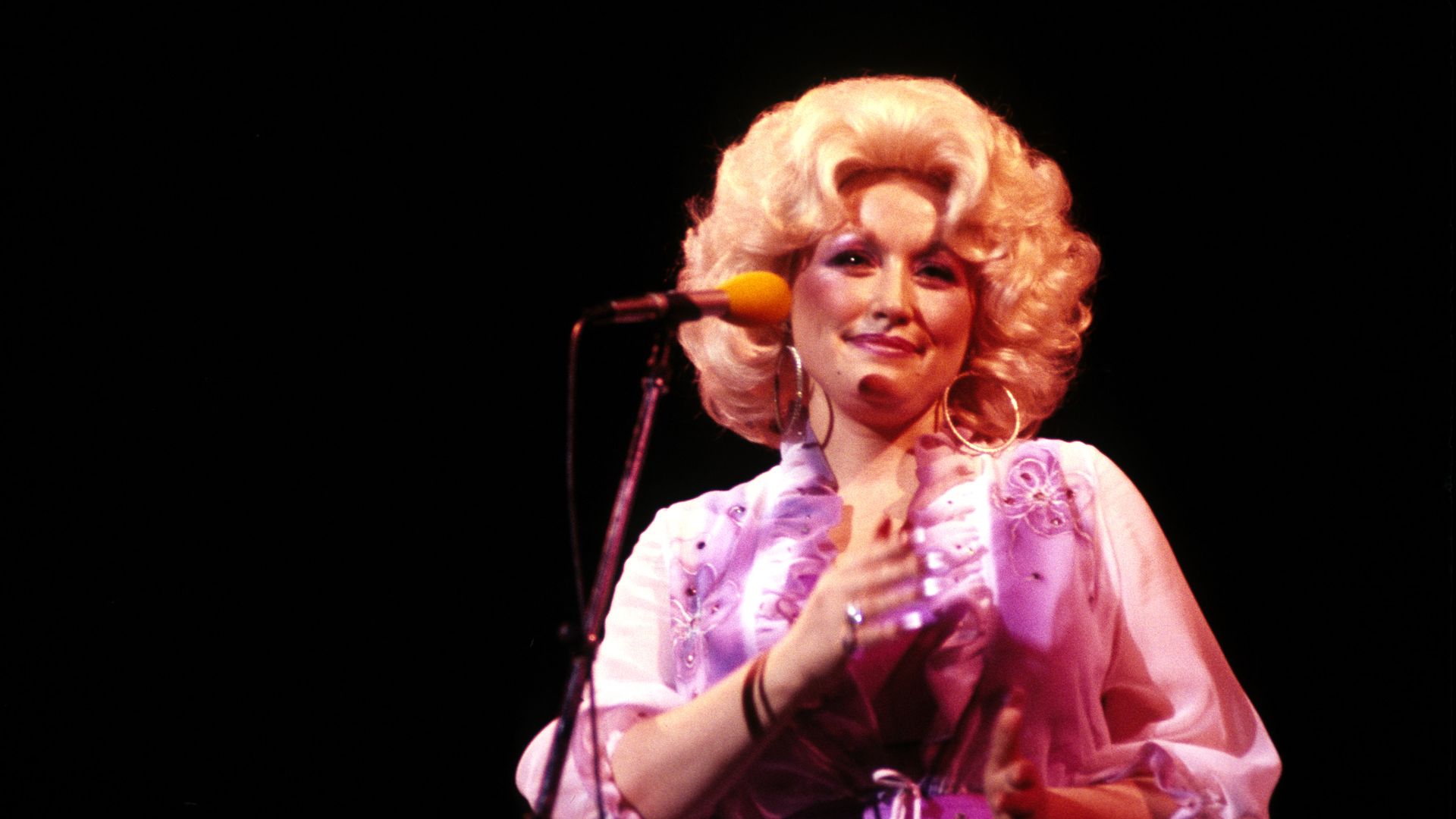  Dolly PARTON on stage.