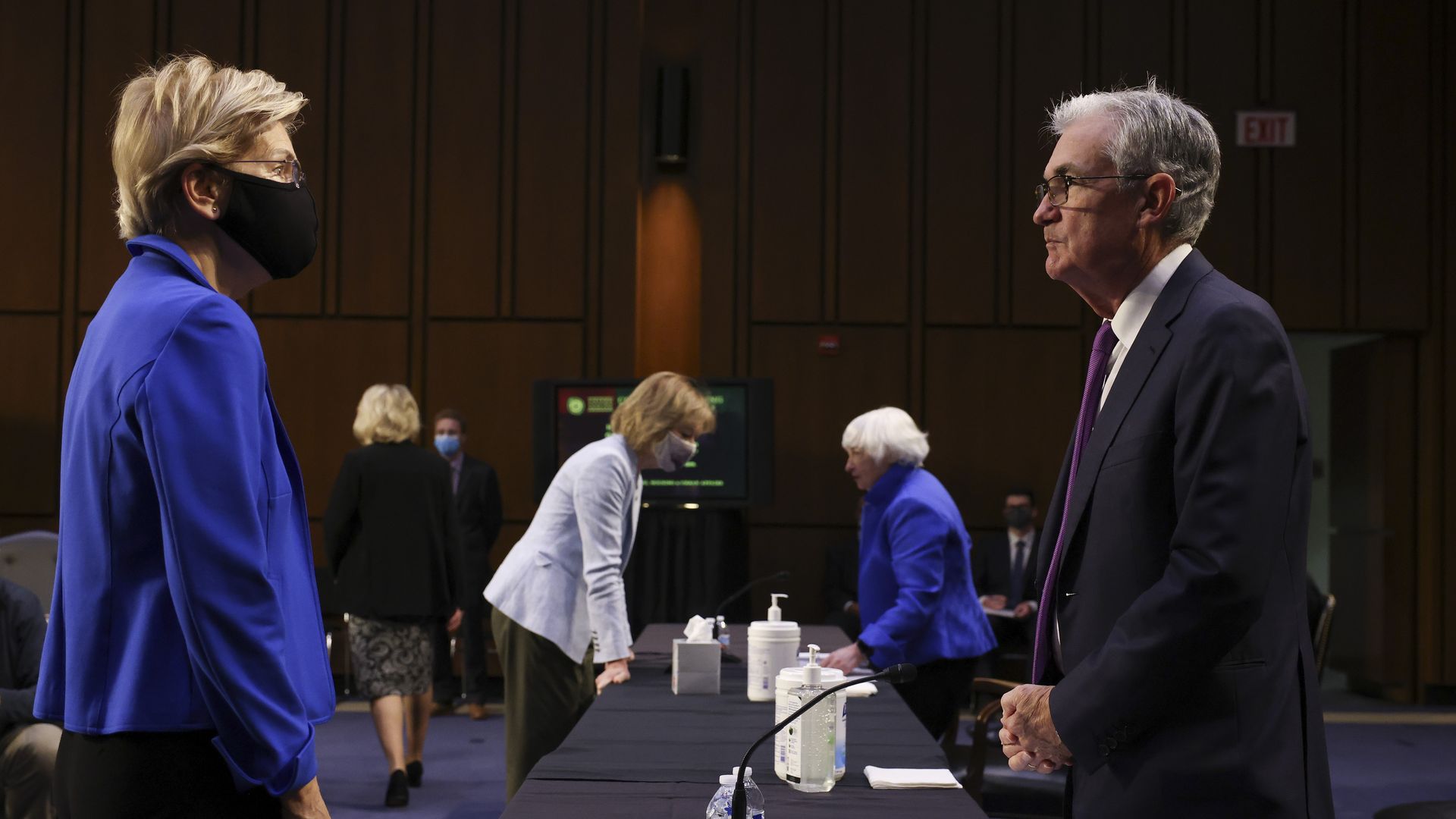 enator Elizabeth Warren, a Democrat from Massachusetts, left, speaks with Jerome Powell, chairman of the U.S. Federal Reserve, during a Senate Banking, Housing and Urban Affairs Committee hearing in Washington, D.C., U.S