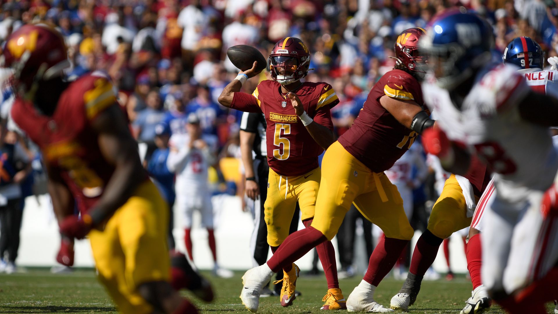 Jayden Daniels throws a pass 