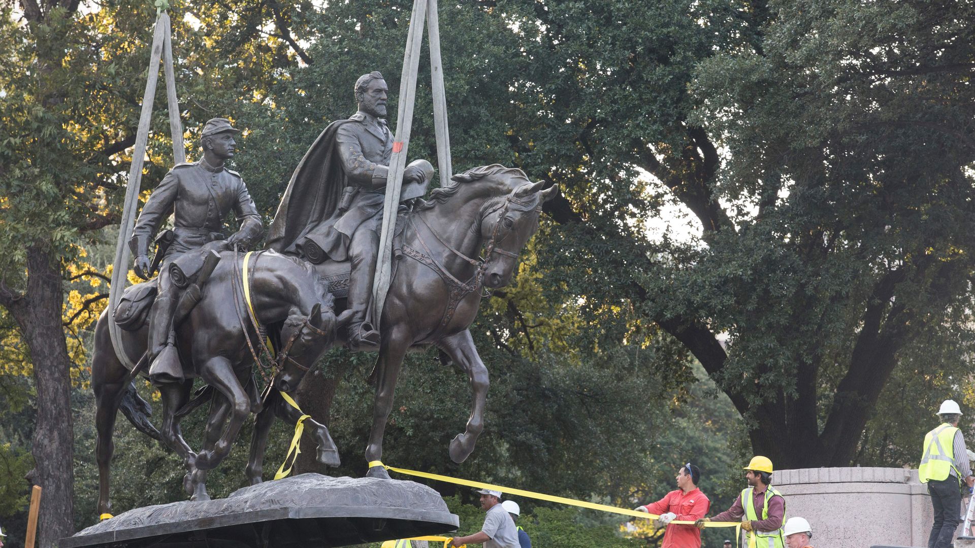 A  Robert E. Lee statue is removed in Dallas