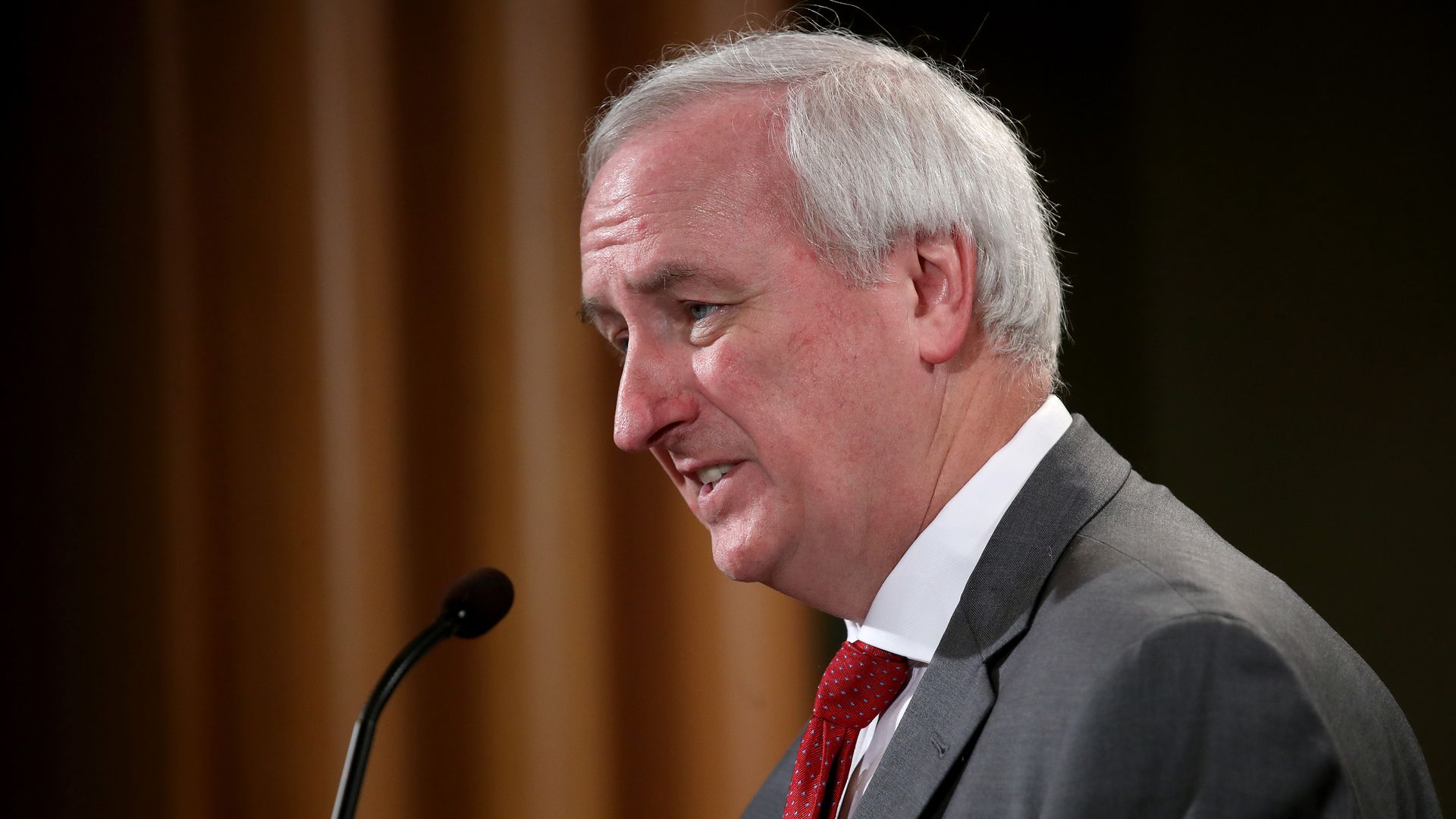 Picture of Jeffrey Rosen speaking into a microphone