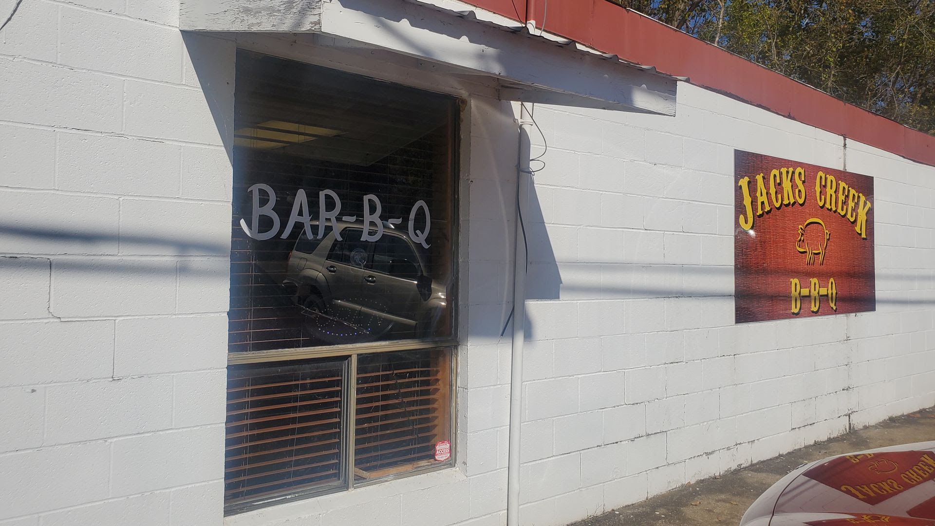The unassuming white brick exterior of Jacks Creek BBQ.