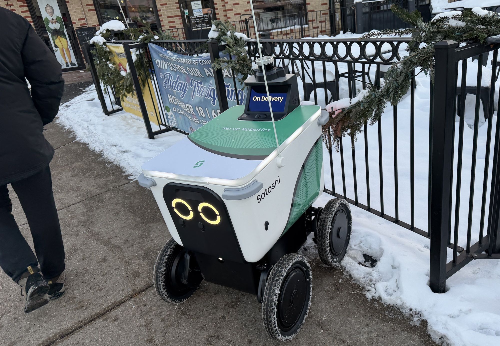 axios.com - Carrie Shepherd - Coco, Serve delivery robots wearing out welcome for some Chicagoans